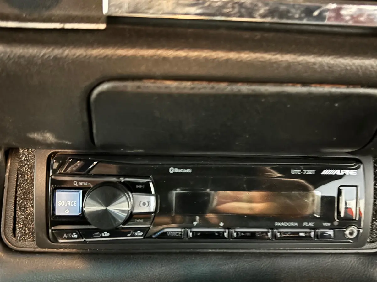 Vehicle photo 26