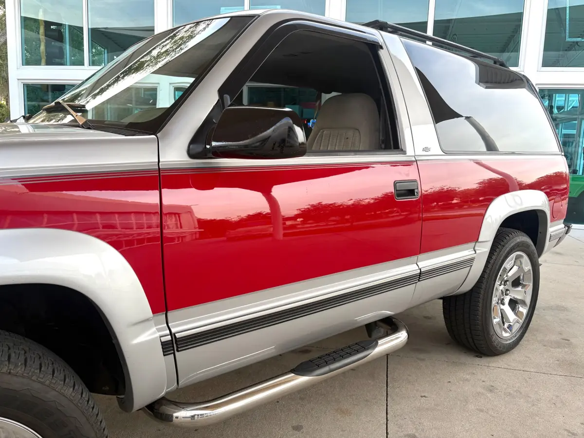 Vehicle photo 12