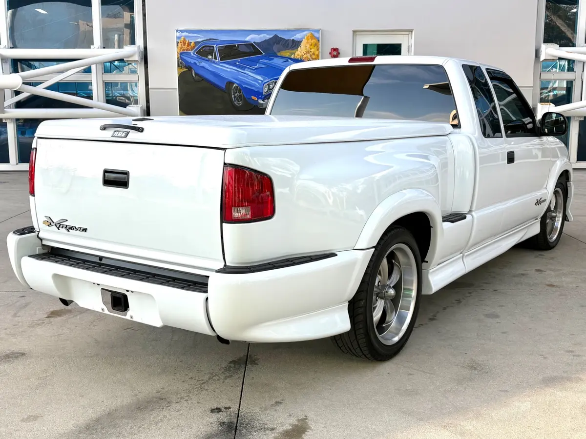 Vehicle photo 6
