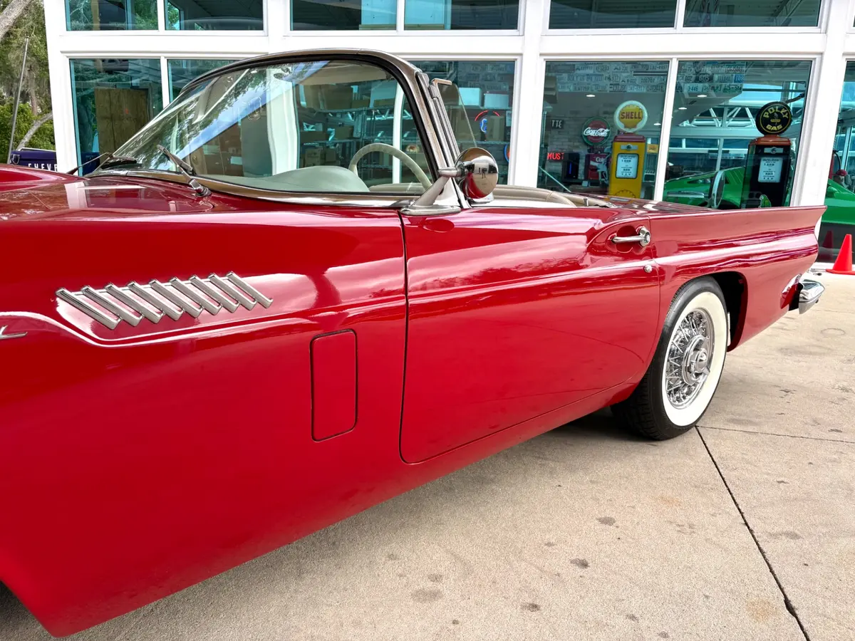 Vehicle photo 14