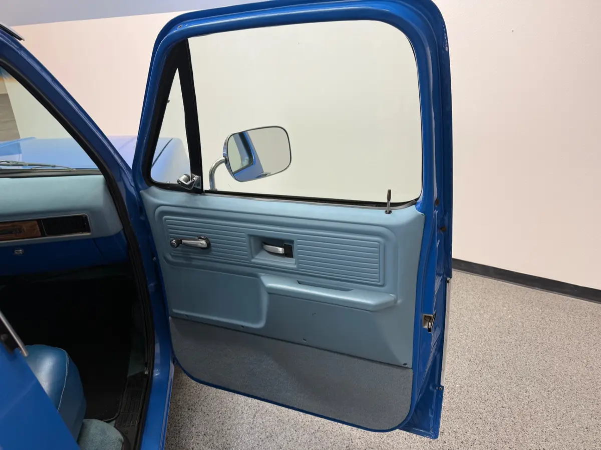 Vehicle photo 29