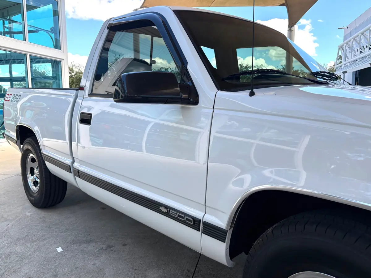 Vehicle photo 19