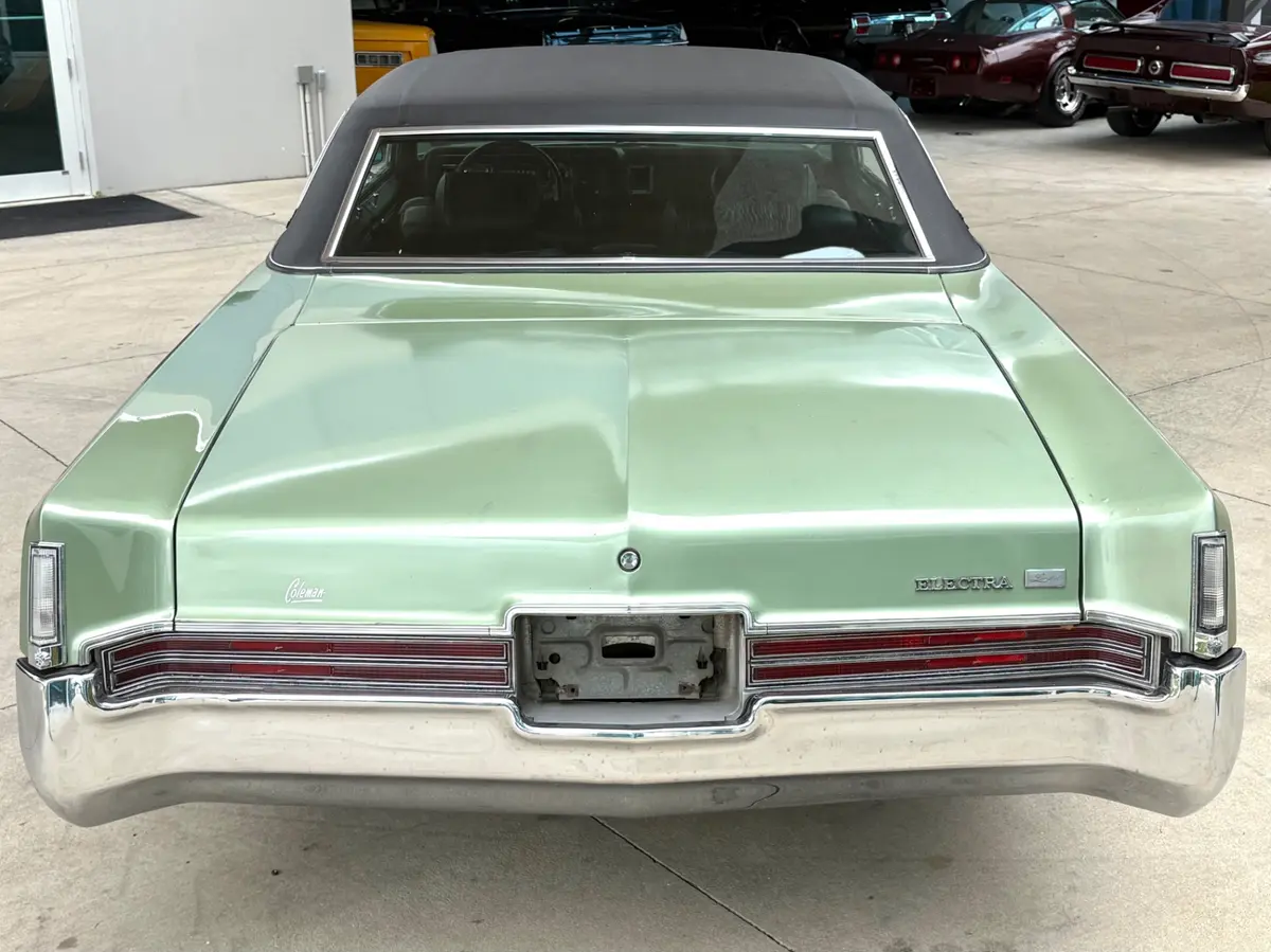 Vehicle photo 8