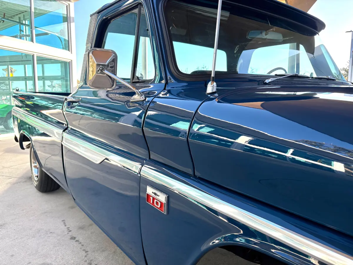 Vehicle photo 18
