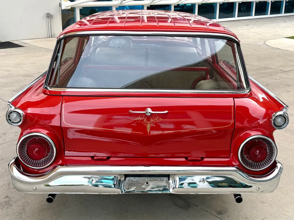 Vehicle photo 8