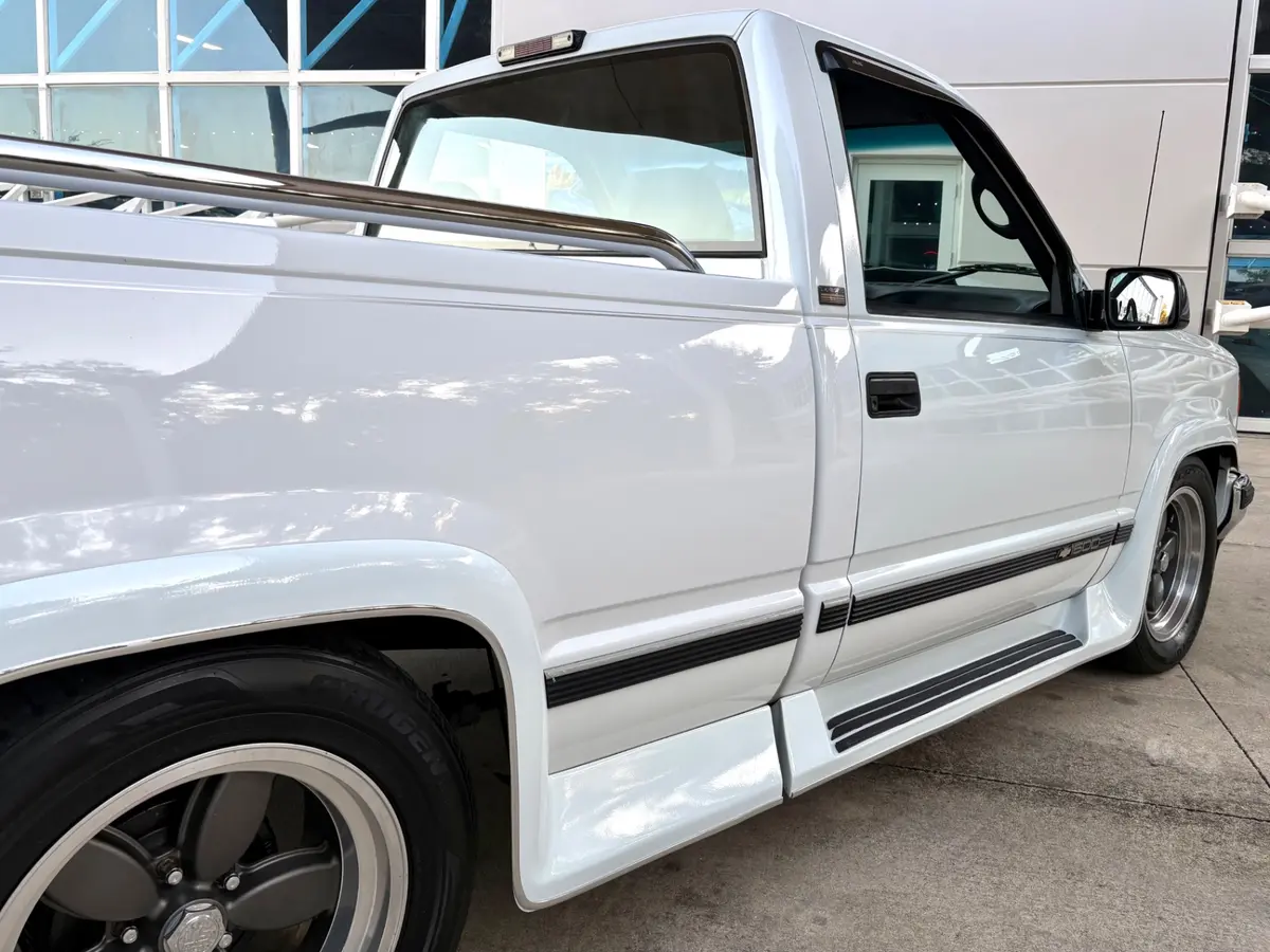 Vehicle photo 17