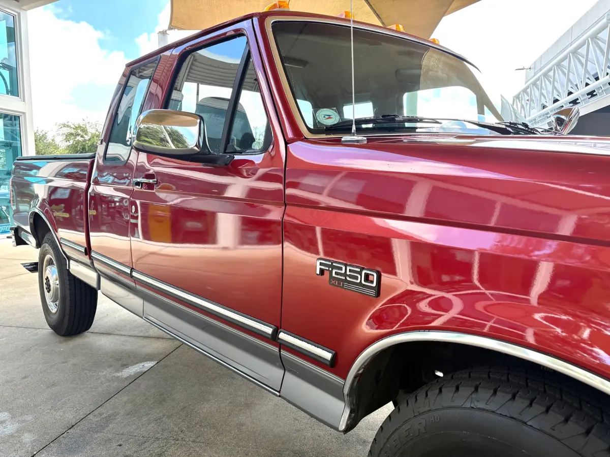 Vehicle photo 17