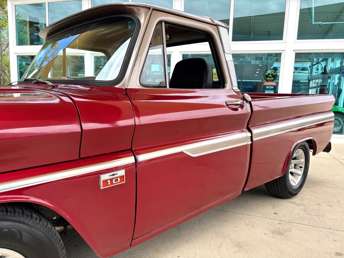 Vehicle photo 13