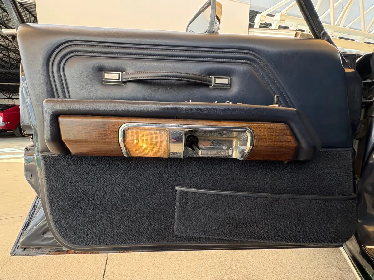 Vehicle photo 30