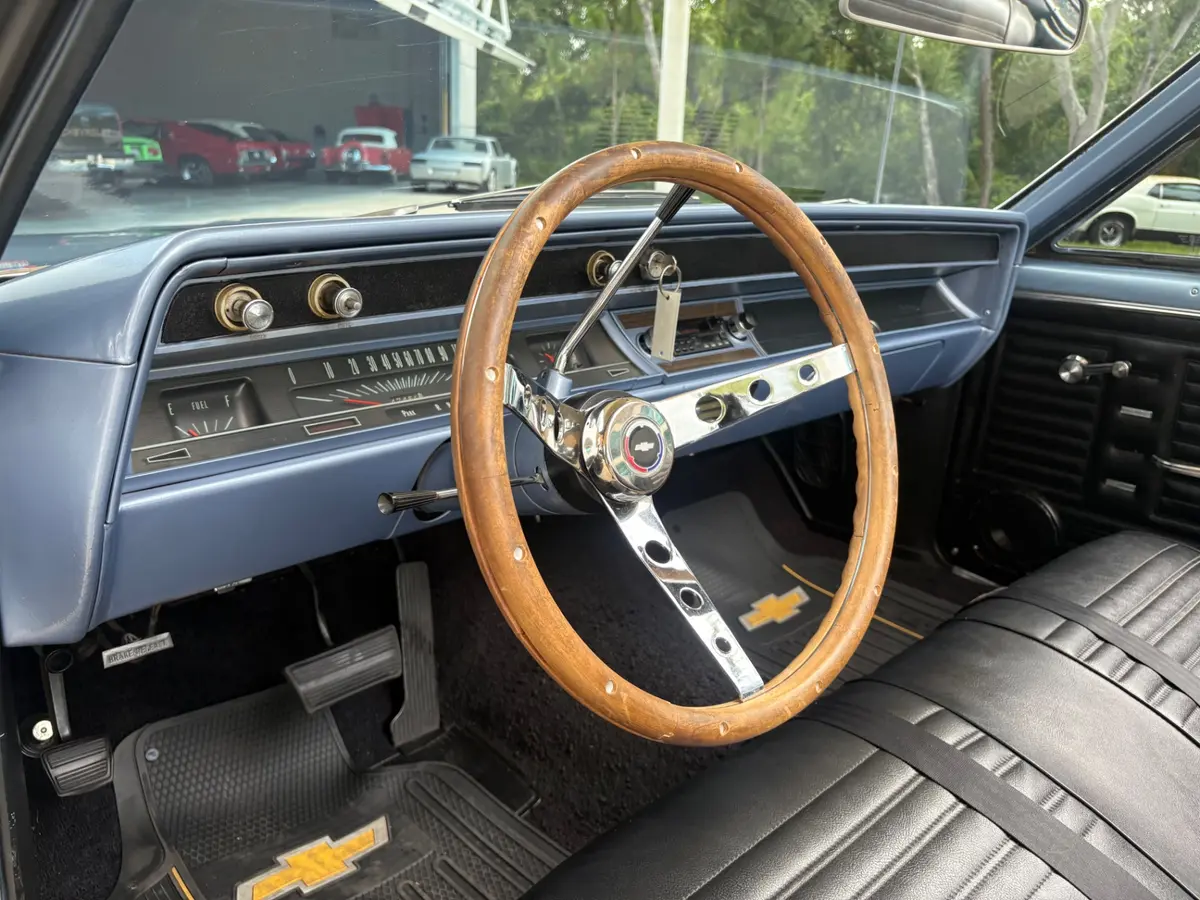 Vehicle photo 34