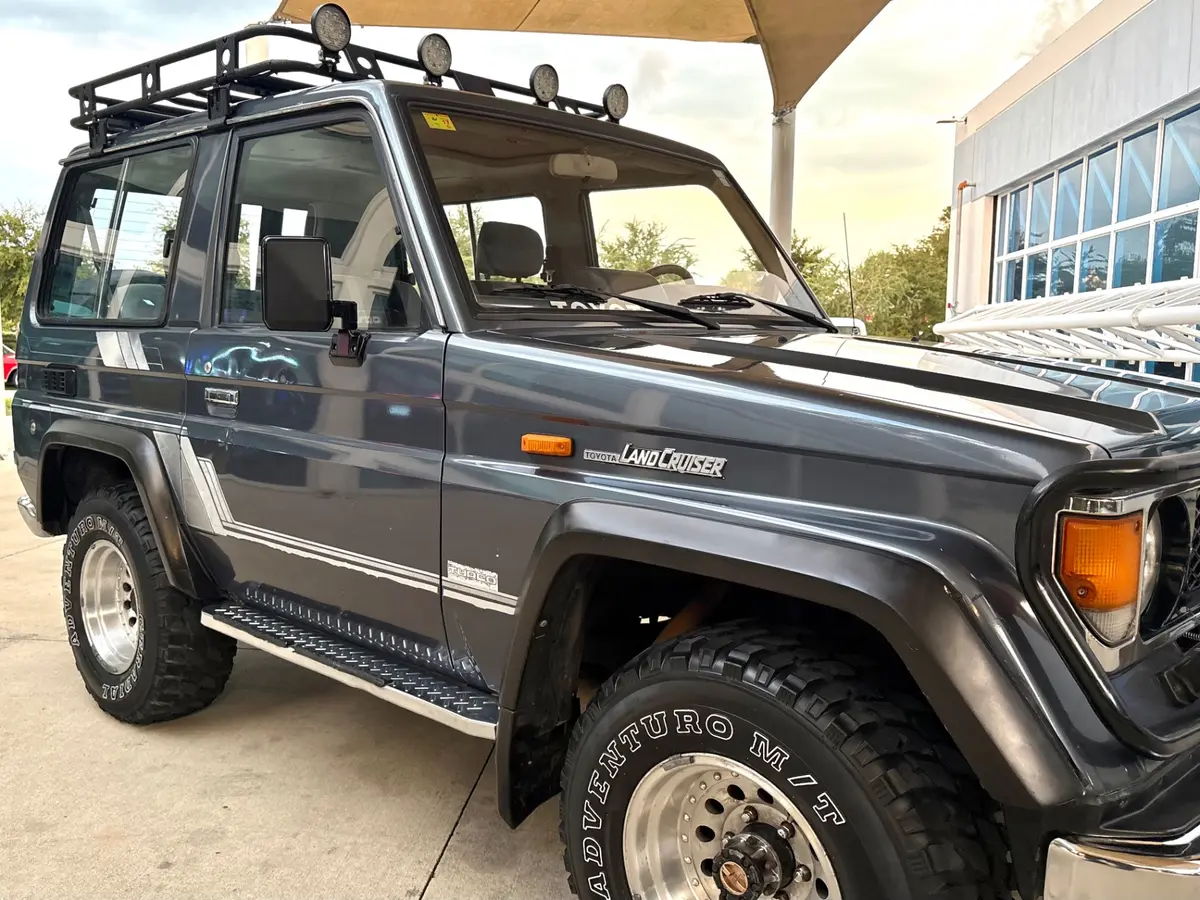 Vehicle photo 19
