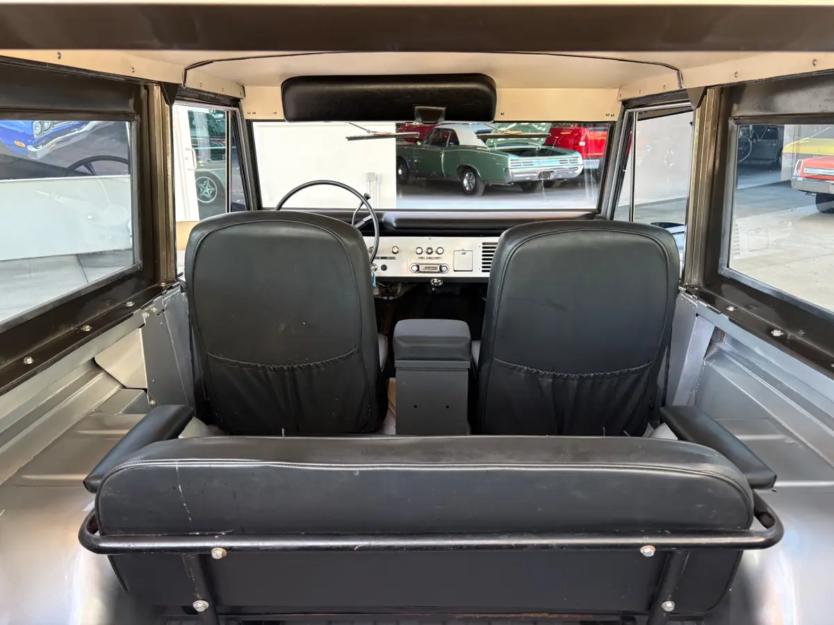 Vehicle photo 8