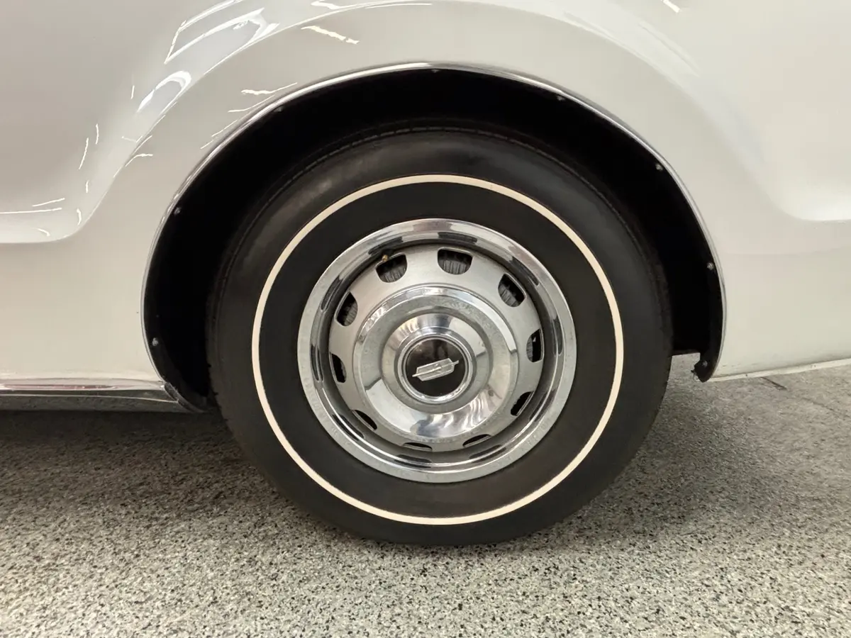 Vehicle photo 12