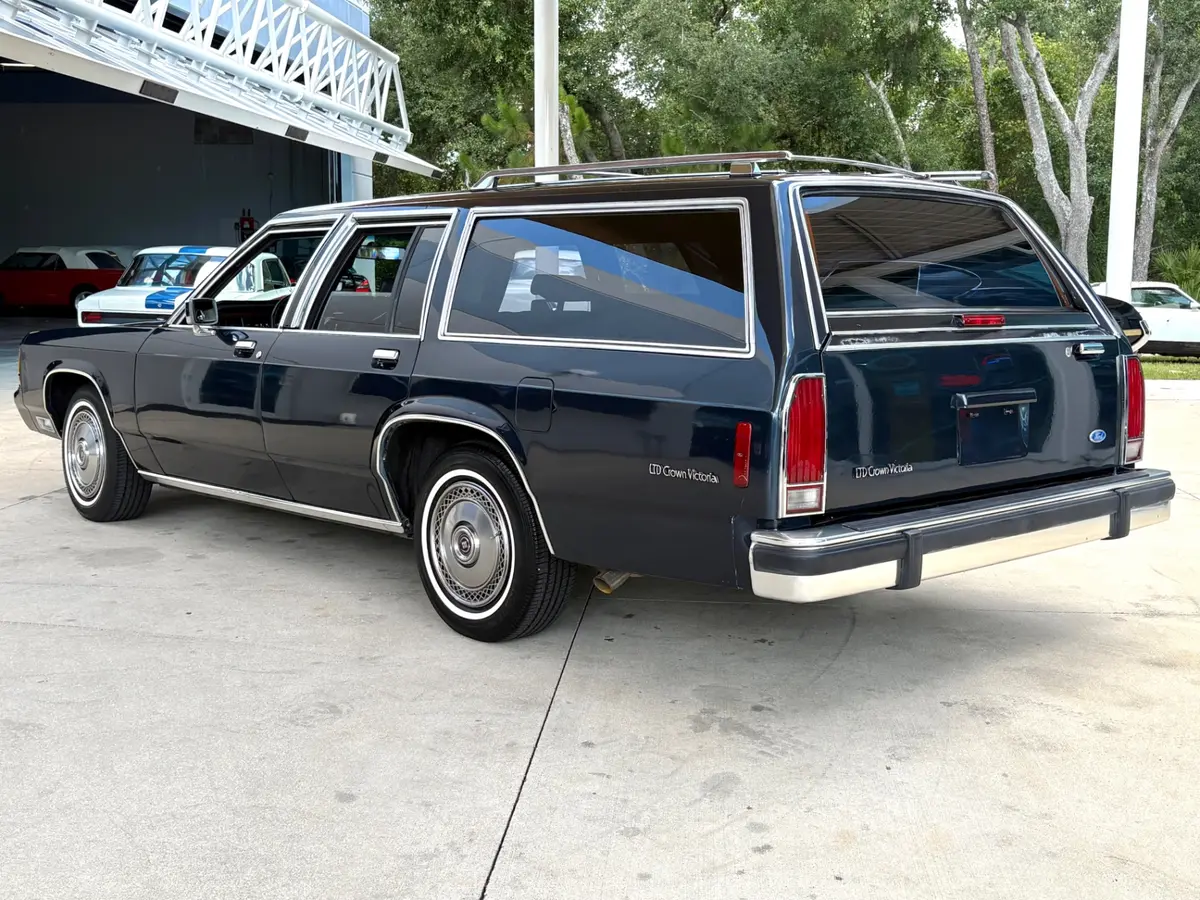 Vehicle photo 9