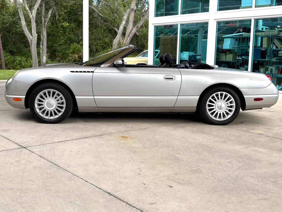 Vehicle photo 10
