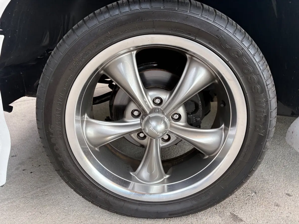 Vehicle photo 22