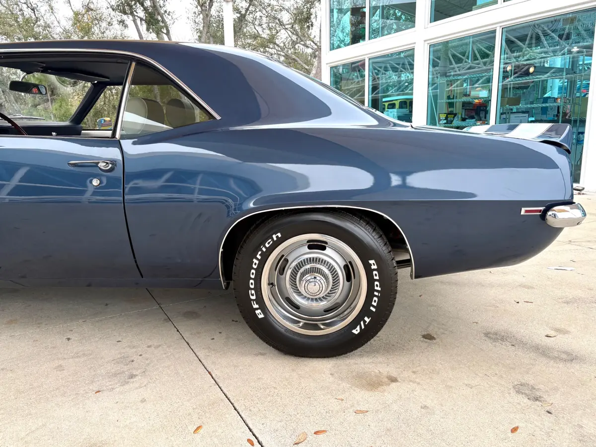 Vehicle photo 25