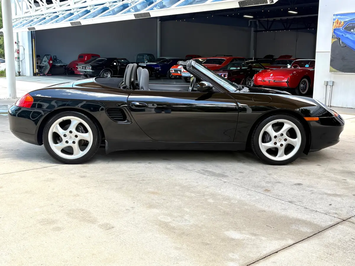 Vehicle photo 5