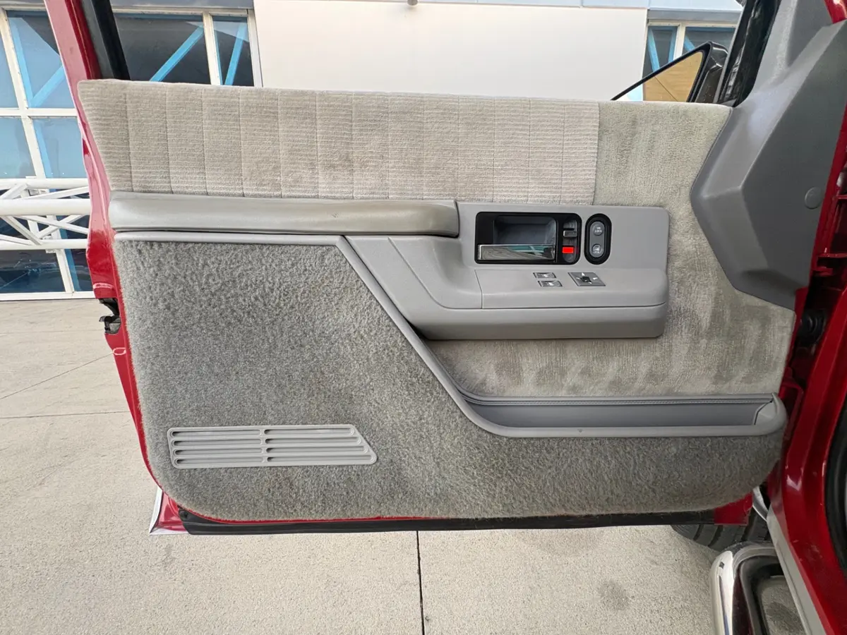 Vehicle photo 28