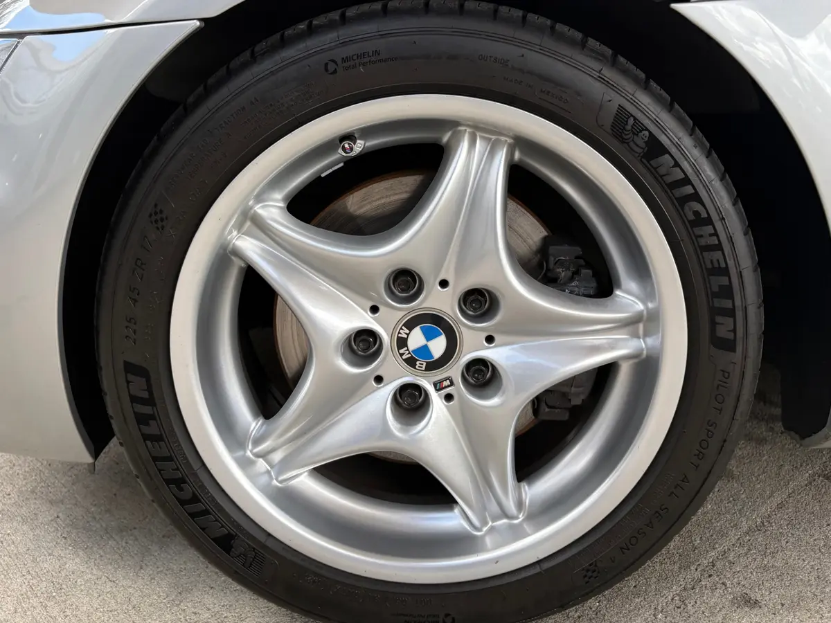 Vehicle photo 21