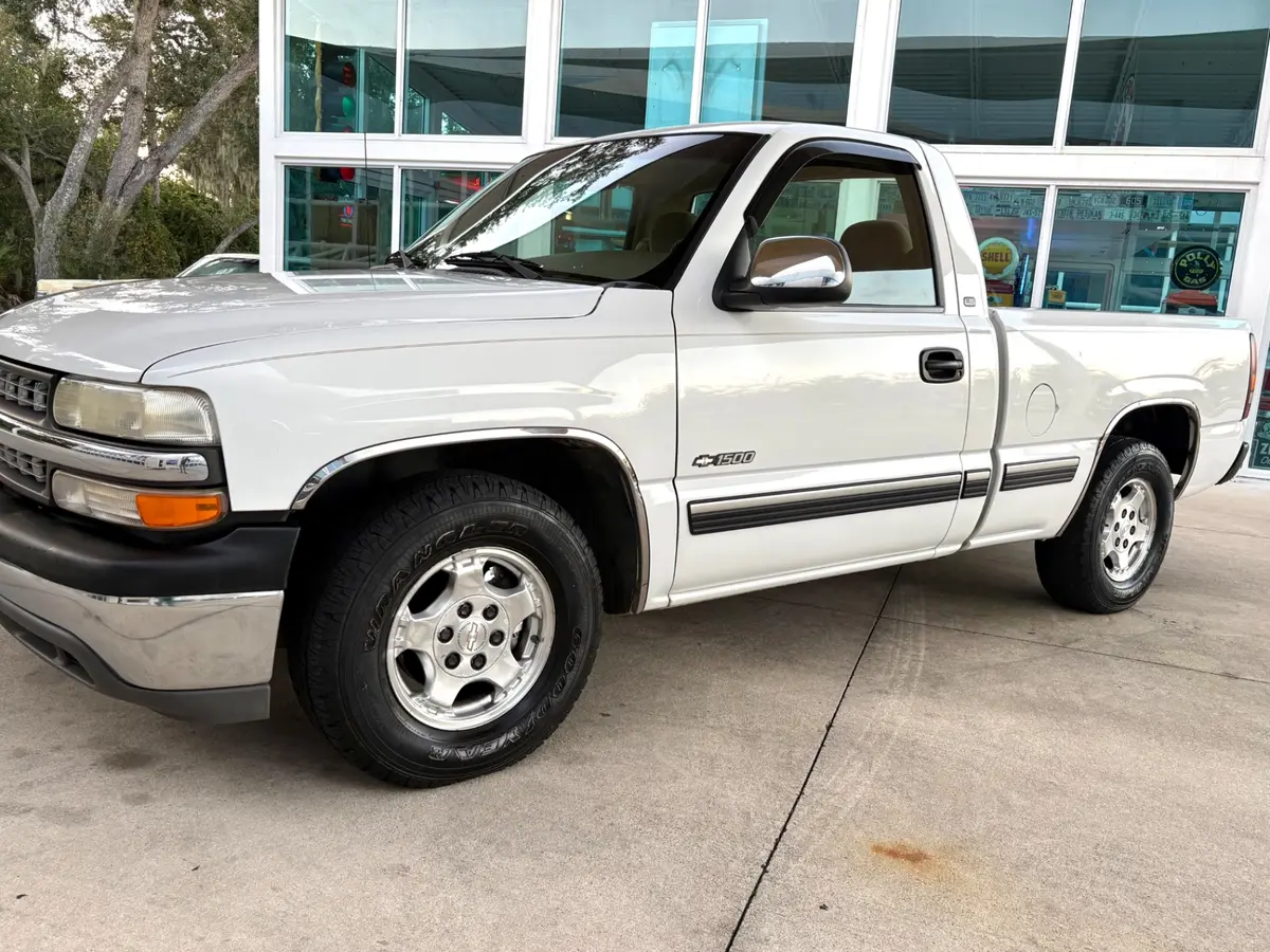 Vehicle photo 12