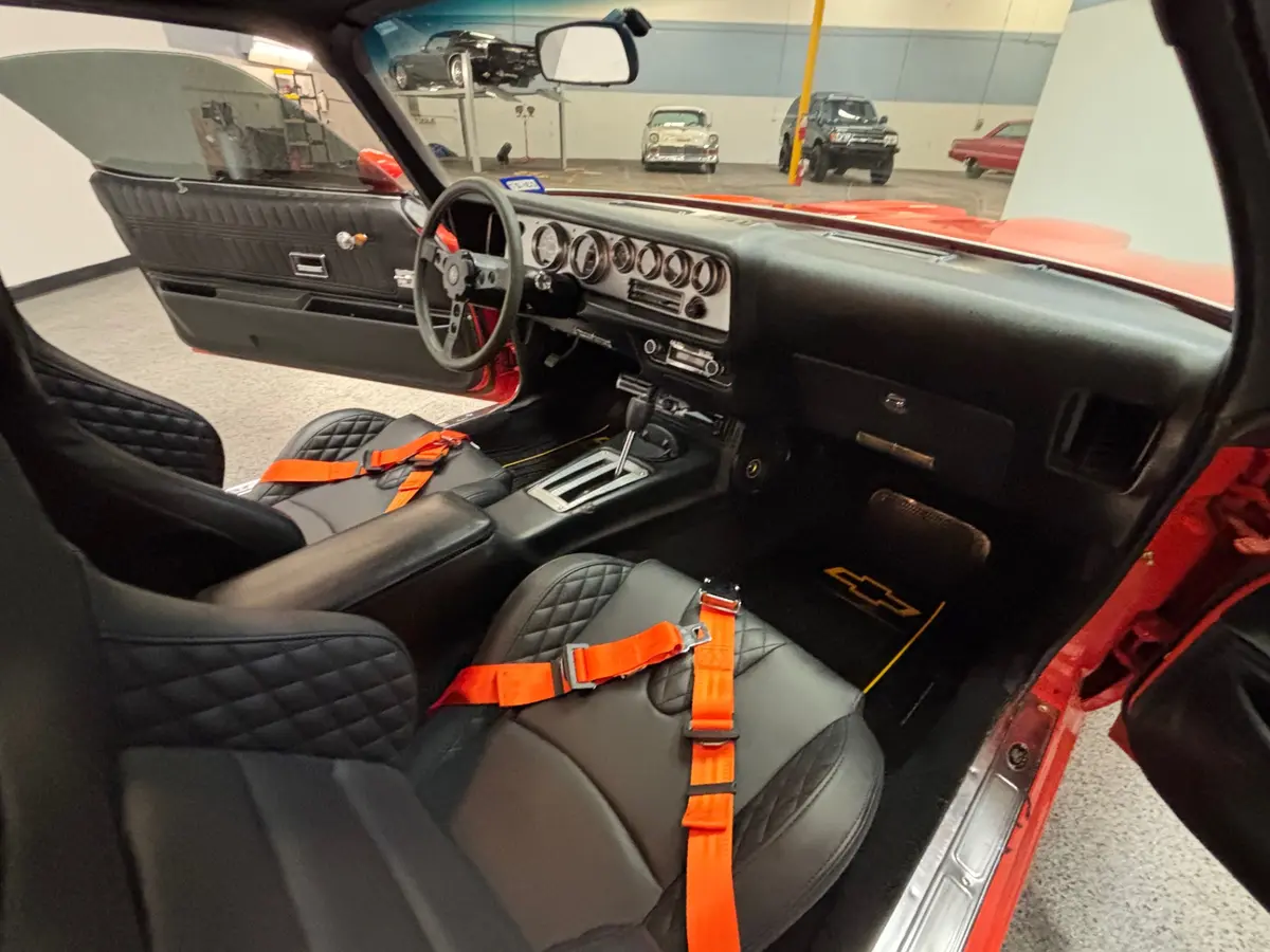 Vehicle photo 28