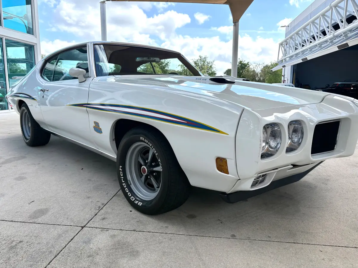 Vehicle photo 19