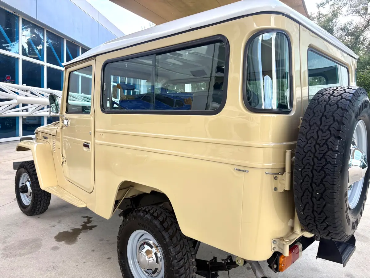 Vehicle photo 14