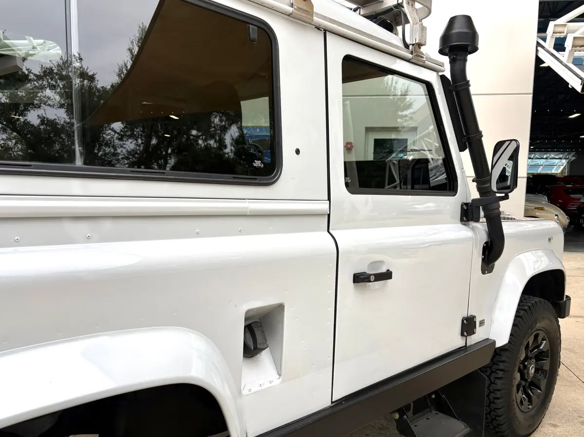 Vehicle photo 17
