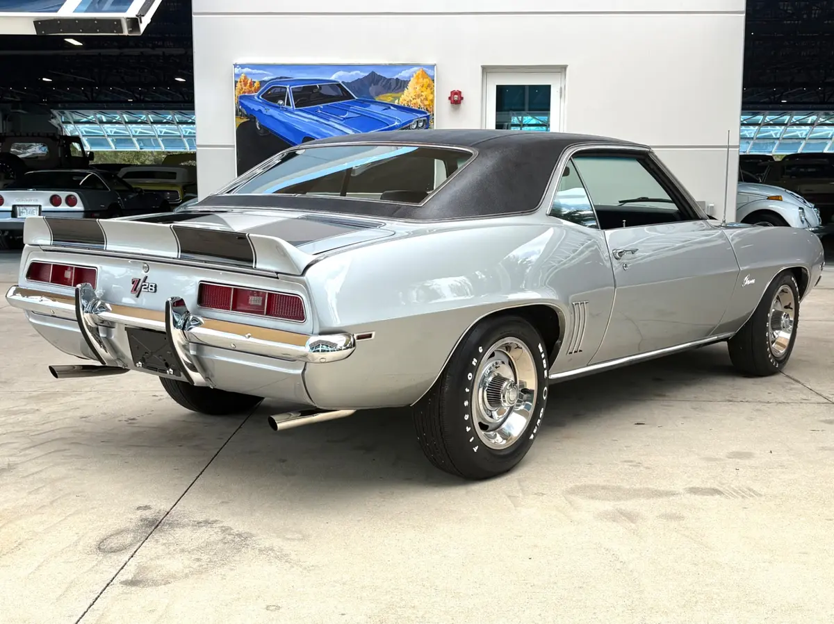 Vehicle photo 6