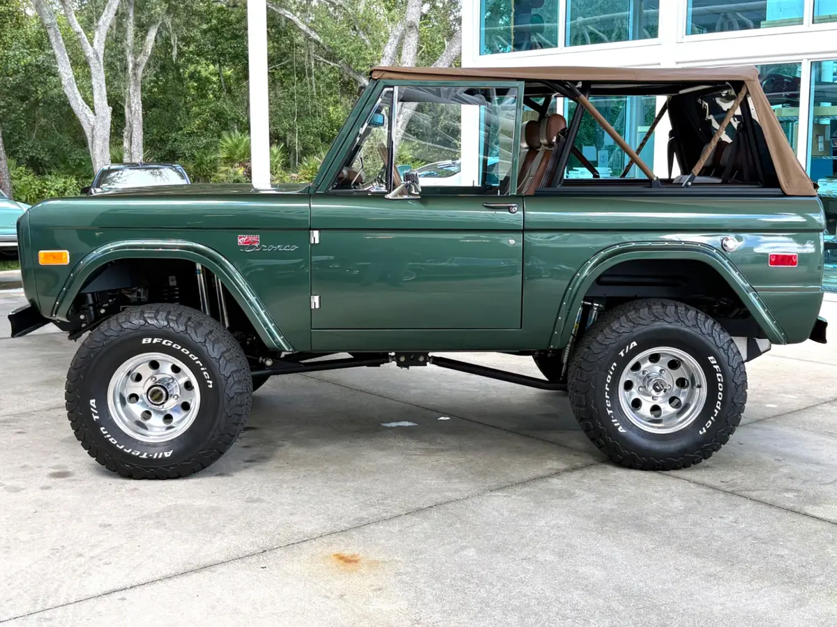 Vehicle photo 17
