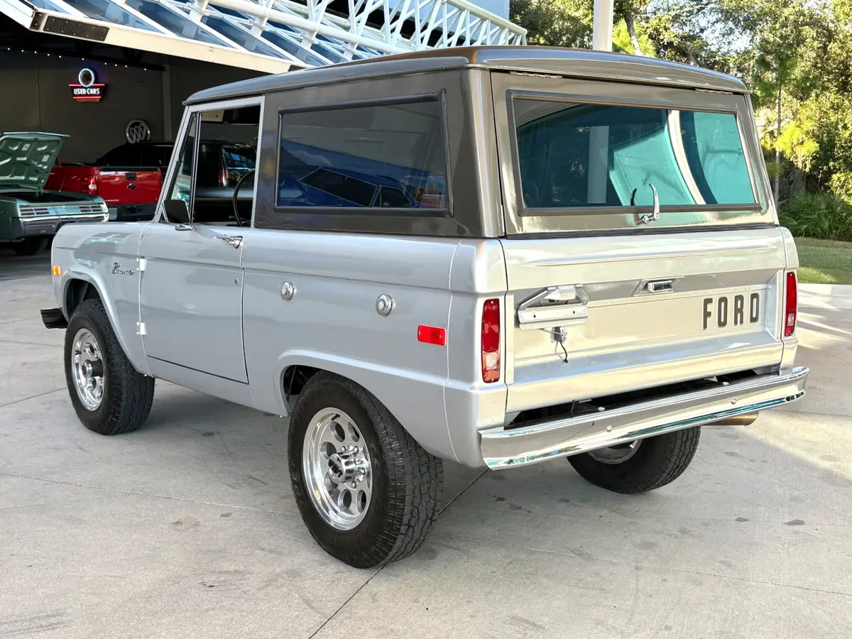 Vehicle photo 9