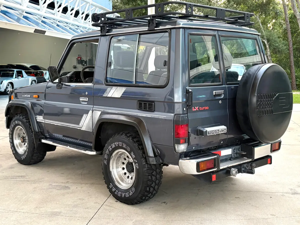 Vehicle photo 9
