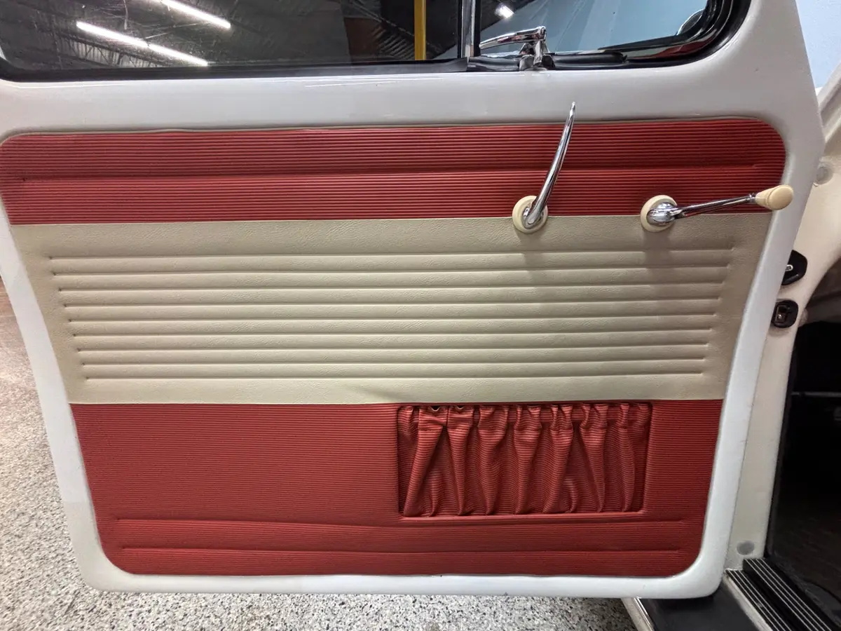 Vehicle photo 30