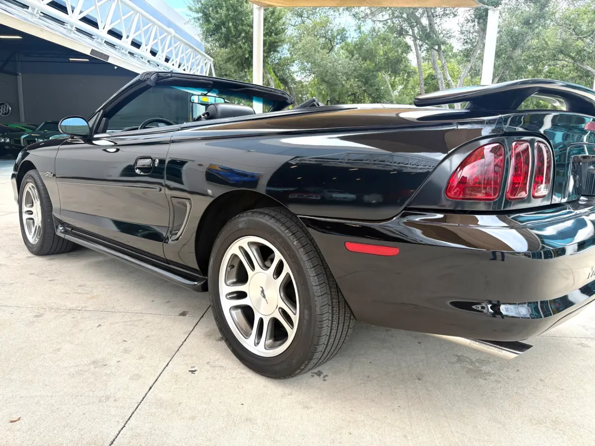 Vehicle photo 15