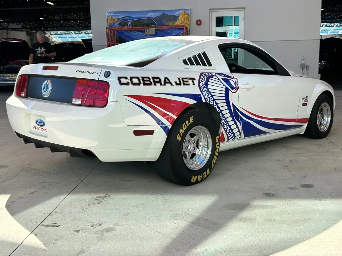 Vehicle photo 5