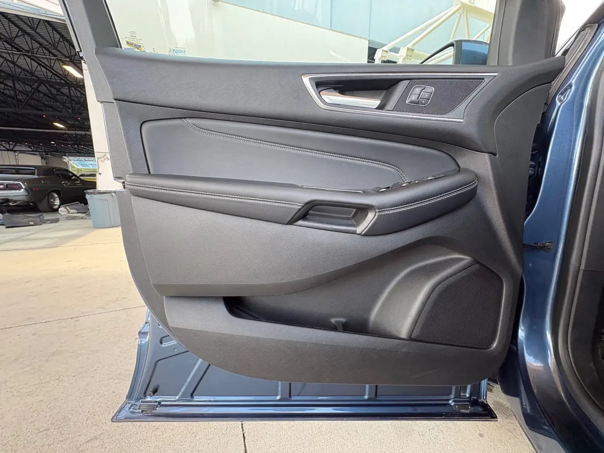 Vehicle photo 30
