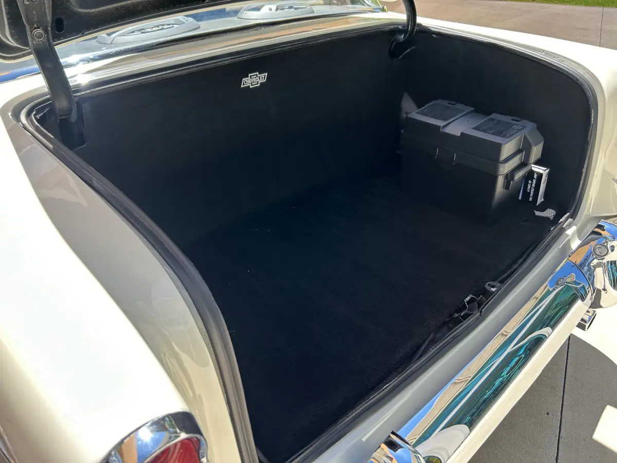 Vehicle photo 9