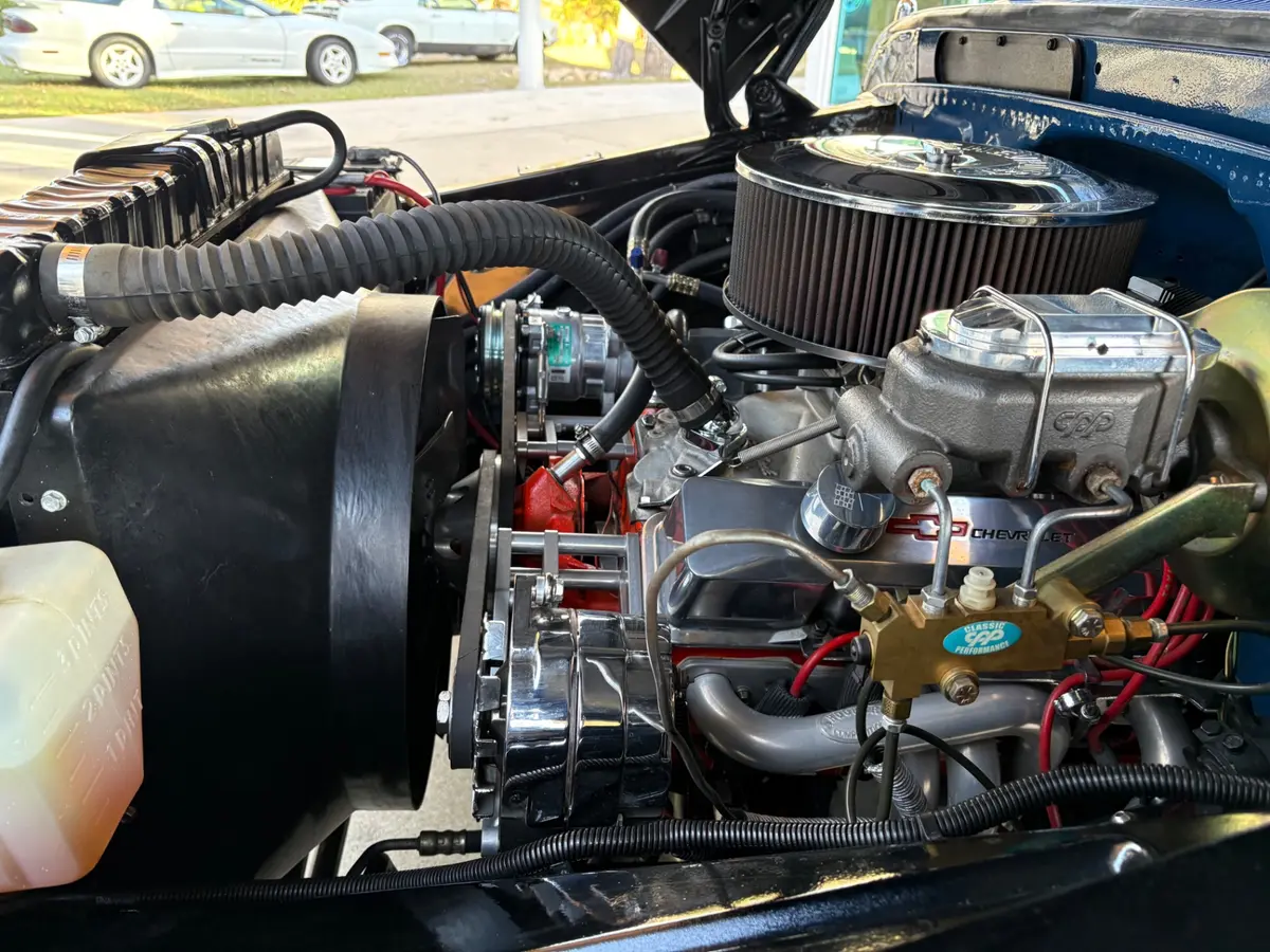 Vehicle photo 30