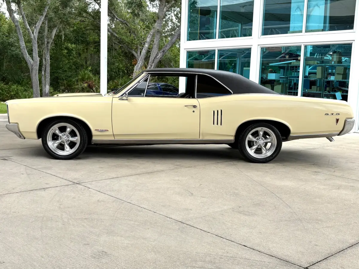 Vehicle photo 10