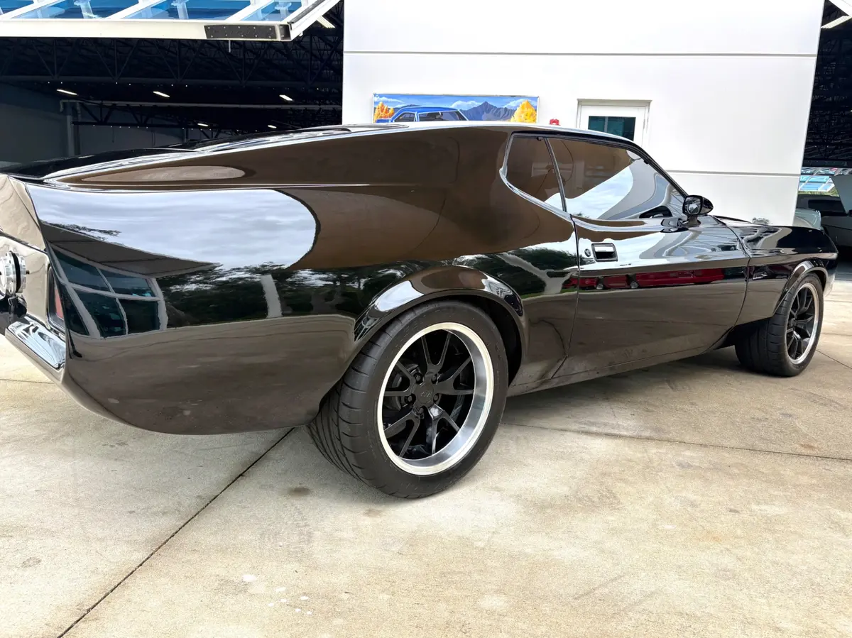 Vehicle photo 16