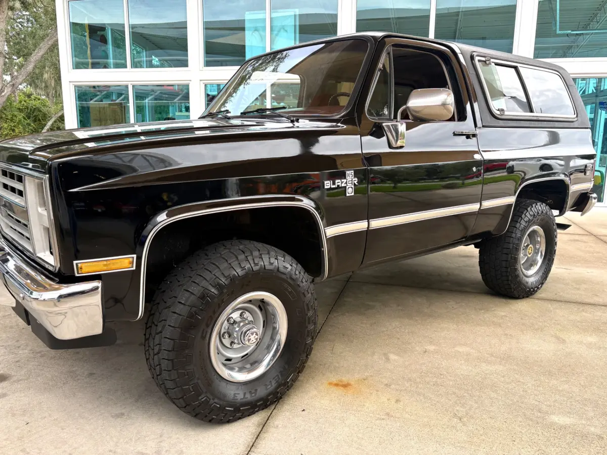 Vehicle photo 12