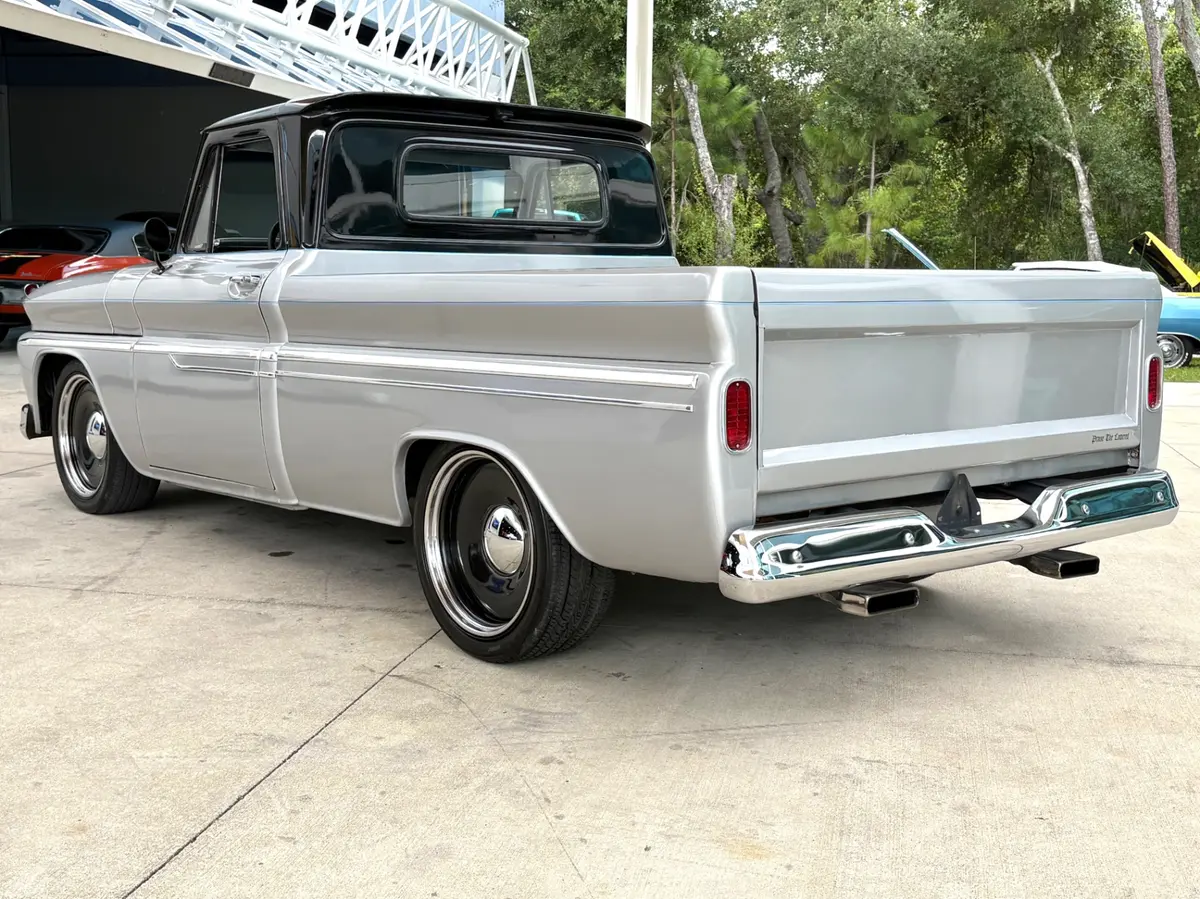 Vehicle photo 9