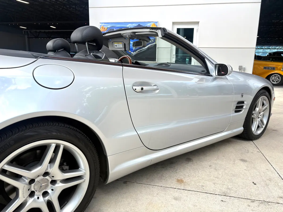 Vehicle photo 17