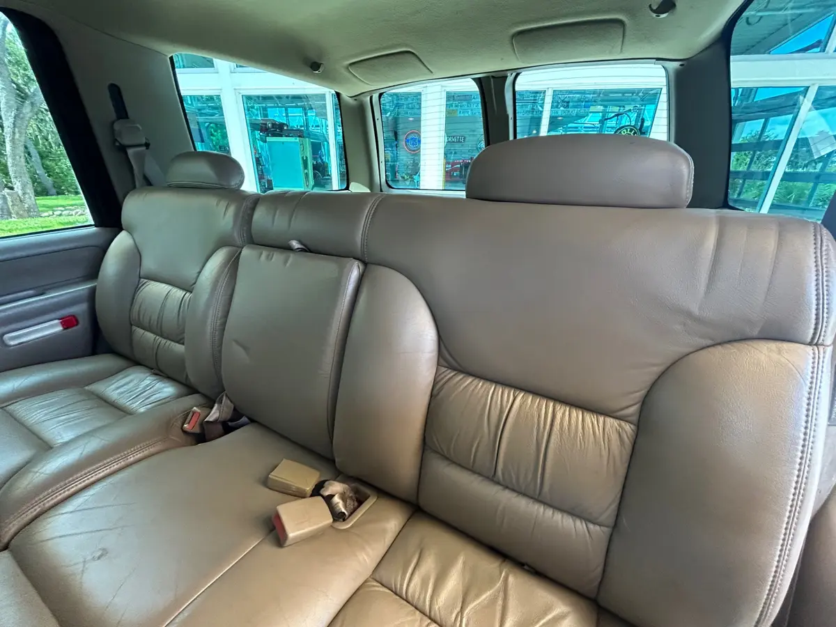 Vehicle photo 23