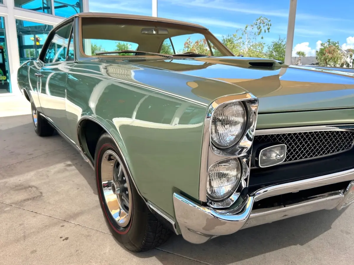 Vehicle photo 17