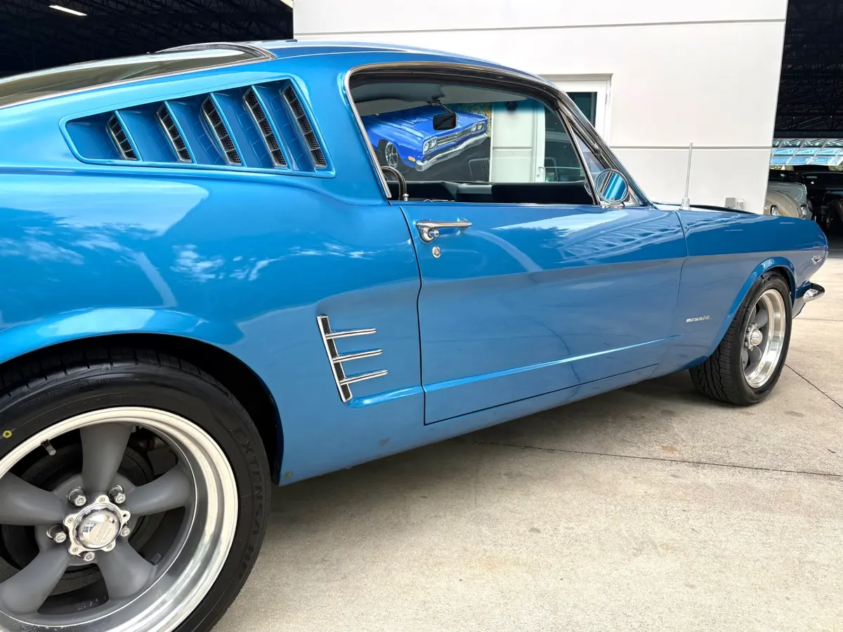 Vehicle photo 17