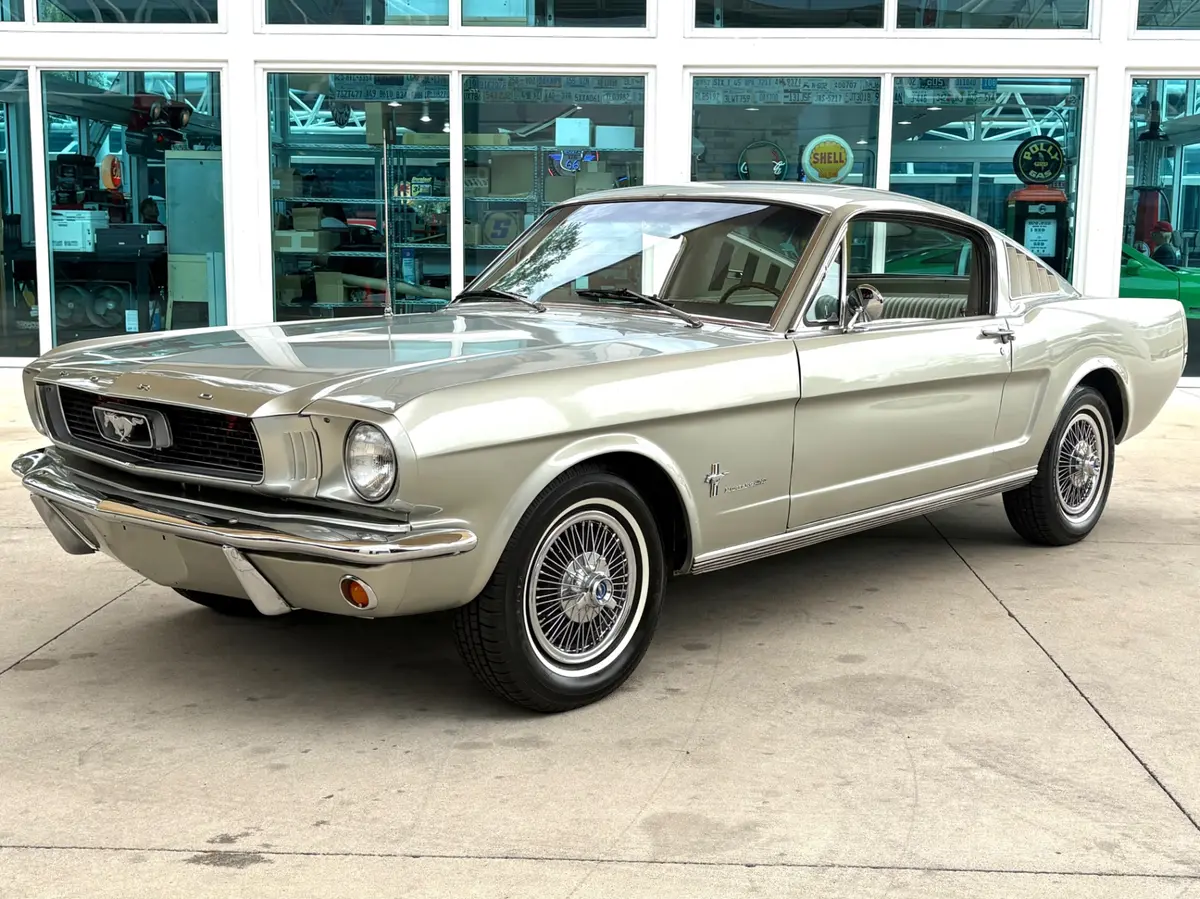 Vehicle photo 11