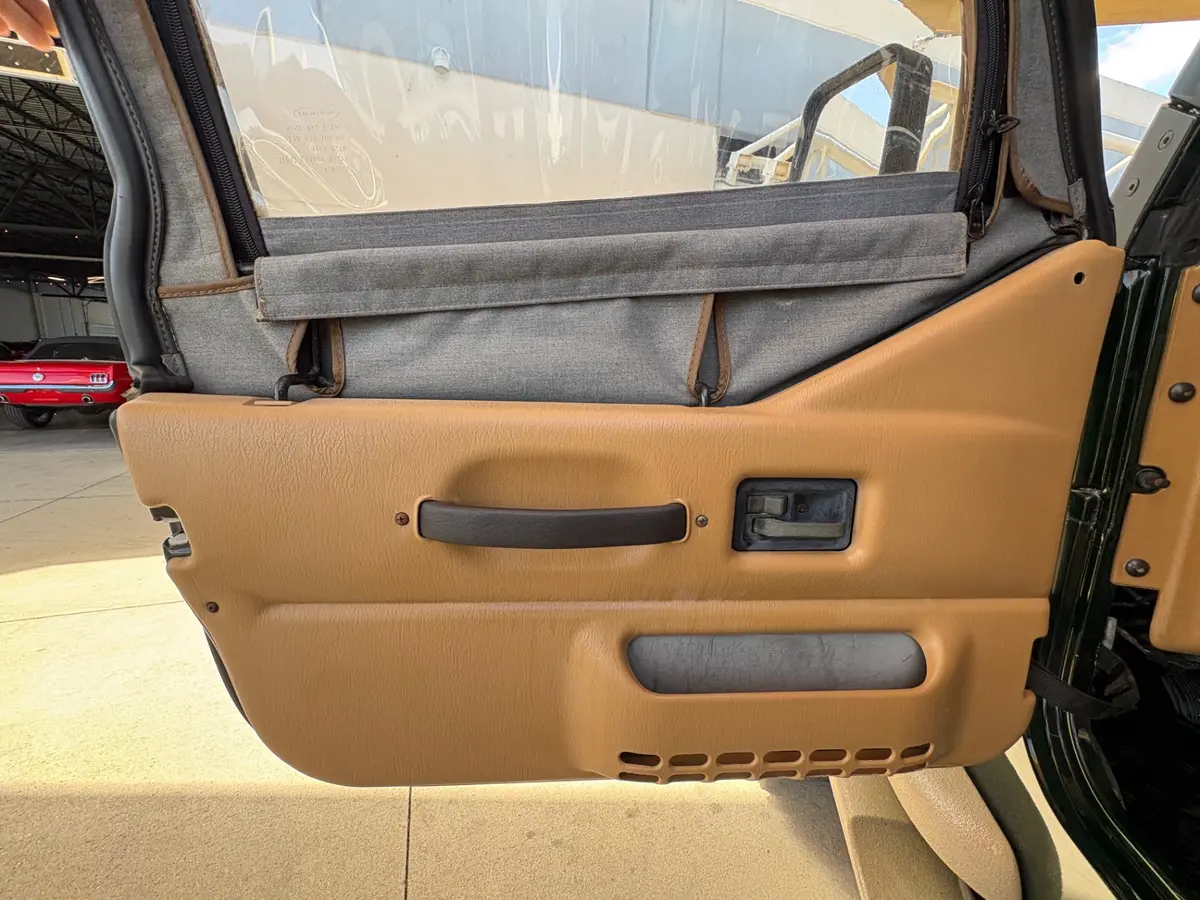 Vehicle photo 32