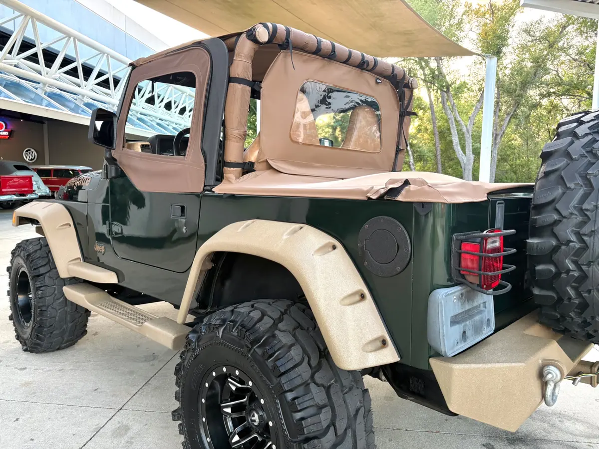 Vehicle photo 14